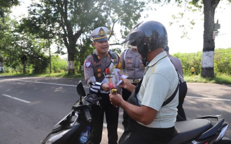 Polres Magetan Berbagi Bunga dan Es Krim di Operasi Keselamatan Semeru 2026   