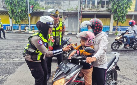 Hari Kesepuluh Operasi Keselamatan Semeru Polres Lumajang Beri Hadiah Pengendara Tertib   