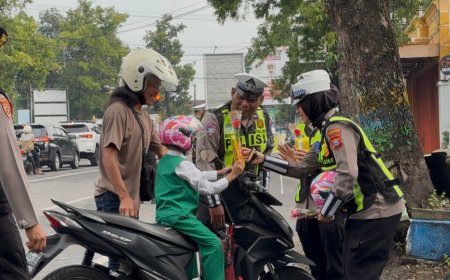 Polres Ponorogo Apresiasi Pengendara Tertib Lewat Hadiah Helm