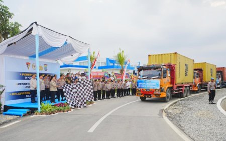 Kapolri Lepas Bantuan Kemanusiaan ke Sumatera, 22 Kontainer Dikirim
