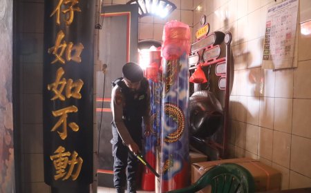 Polres Pelabuhan Tanjungperak Sterilisasi Klenteng Jelang Perayaan Imlek      
