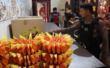 Jelang Imlek, Polres Pelabuhan Tanjungperak Lakukan Sterilisasi Klenteng