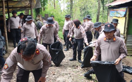 Gerakan Indonesia ASRI, Polres Magetan Sisir Sampah di Jalur Lawu