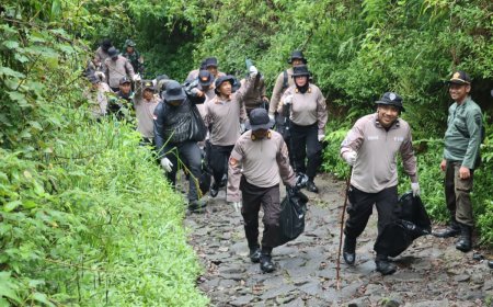 Gunung Lawu Dibersihkan, Polres Magetan Dukung Indonesia ASRI
