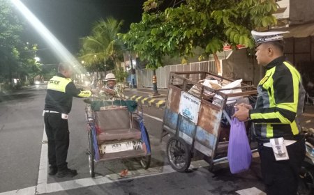 Polres Madiun Kota Sambangi Warga Saat Sahur, Bagikan Nasi Kotak