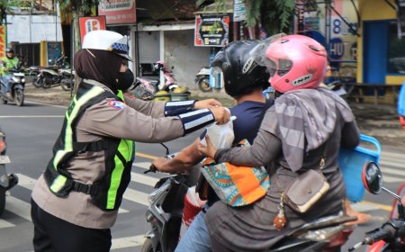 Polres Malang Tebar Ratusan Takjil untuk Pengguna Jalan di Bulan Ramadan