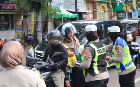 Ramadan Penuh Berkah, Polres Malang Bagikan Takjil ke Pengendara