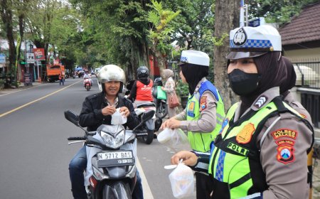 Polres Malang Turun ke Jalan, Ratusan Takjil Dibagikan