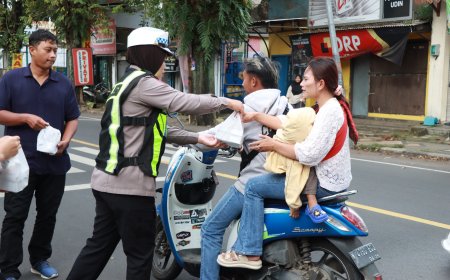Polres Malang Tebar Kebaikan Ramadan dengan Bagi Takjil