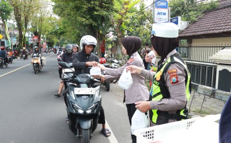 Depan Mapolres Malang Dipadati Warga Saat Pembagian Takjil