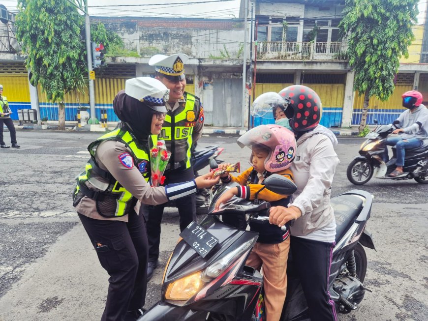 Hari Kesepuluh Operasi Keselamatan Semeru Polres Lumajang Beri Hadiah Pengendara Tertib   
