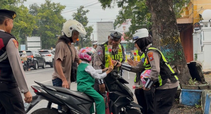 Polres Ponorogo Apresiasi Pengendara Tertib Lewat Hadiah Helm