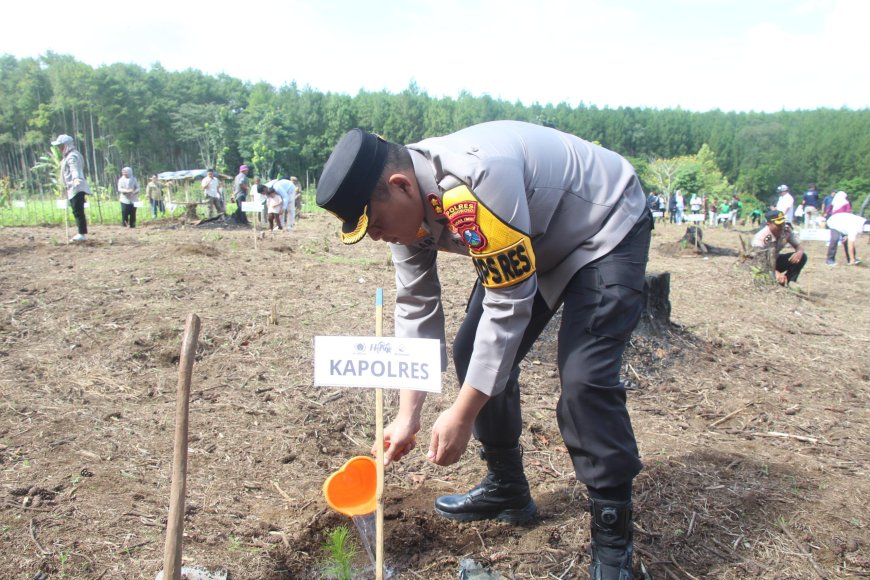Dukung HPN 2026, Polres Bondowoso Turun Langsung Tanam Pohon