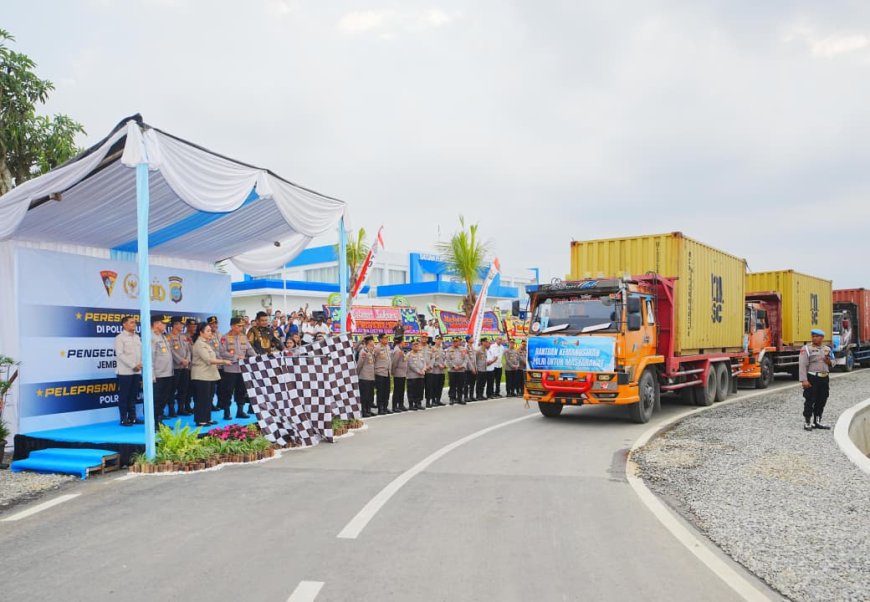 Kapolri Lepas Bantuan Kemanusiaan ke Sumatera, 22 Kontainer Dikirim