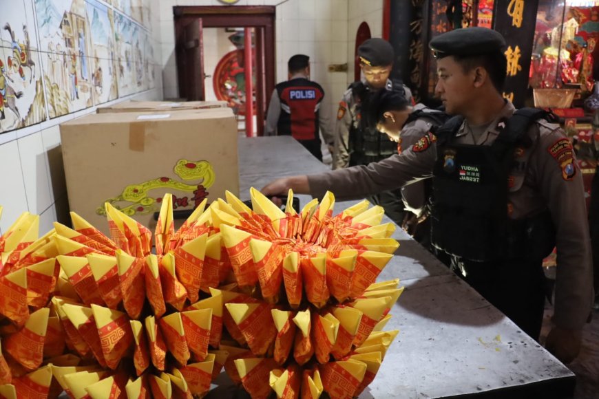 Jelang Imlek, Polres Pelabuhan Tanjungperak Lakukan Sterilisasi Klenteng