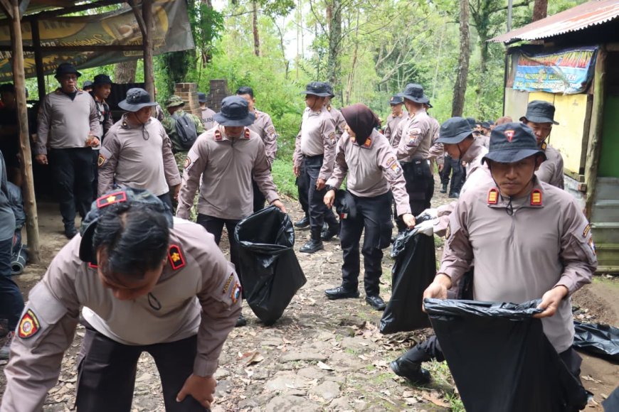 Gerakan Indonesia ASRI, Polres Magetan Sisir Sampah di Jalur Lawu