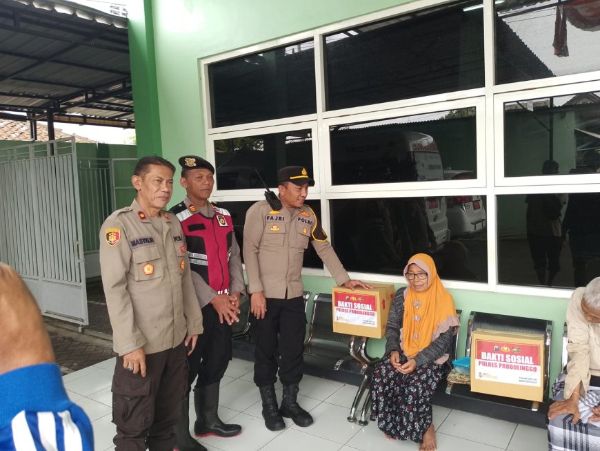 Bansos Diberikan, Polres Probolinggo Dampingi Korban Longsor