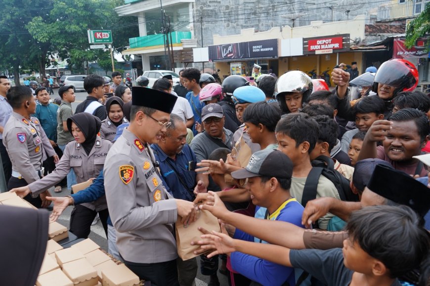 Takjil Gratis dari Polres Situbondo dan Wartawan Disambut Hangat