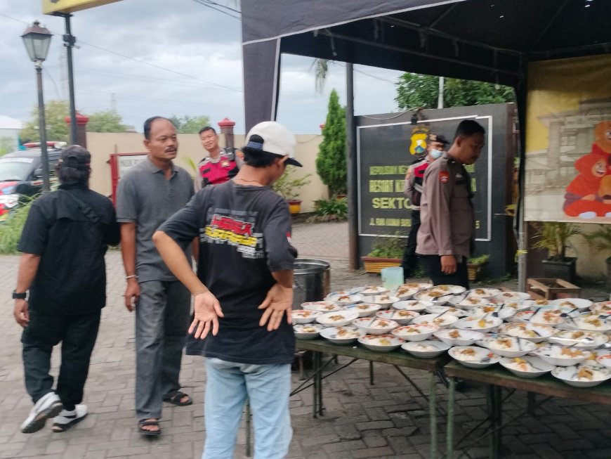 Dapur Ramadan Polsek Pakal Ringankan Beban Warga Surabaya