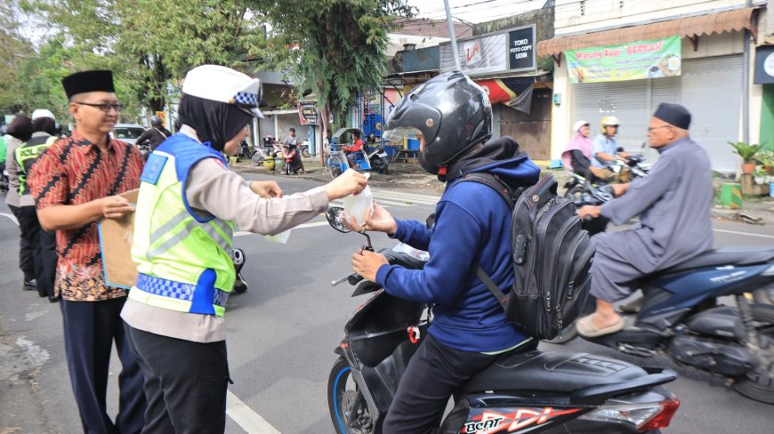 Aksi Sosial Ramadan, Polres Malang Sasar Pengguna Jalan