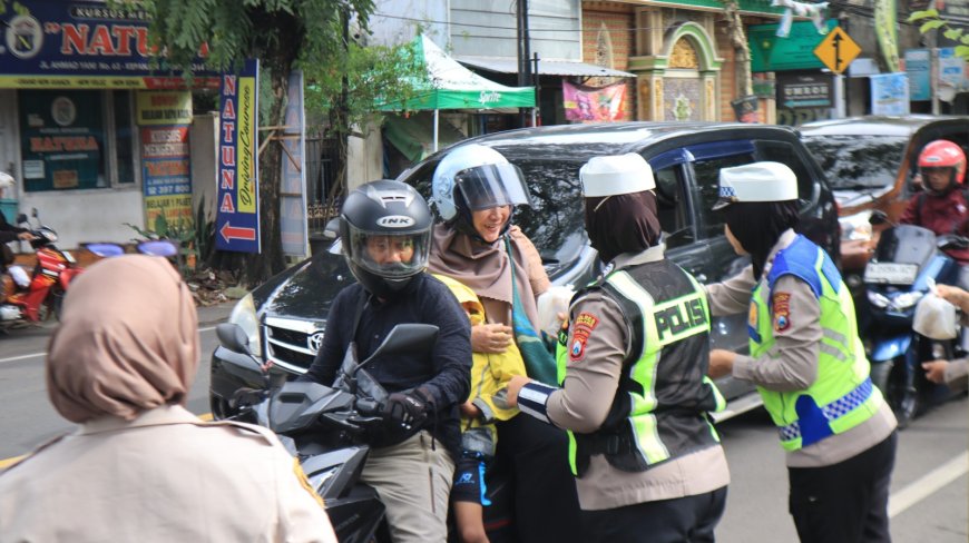 Ramadan Penuh Berkah, Polres Malang Bagikan Takjil ke Pengendara