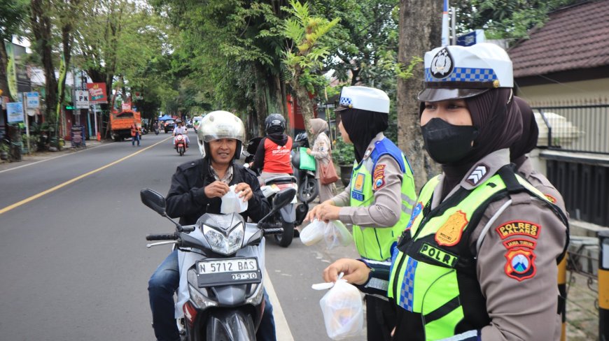 Polres Malang Turun ke Jalan, Ratusan Takjil Dibagikan