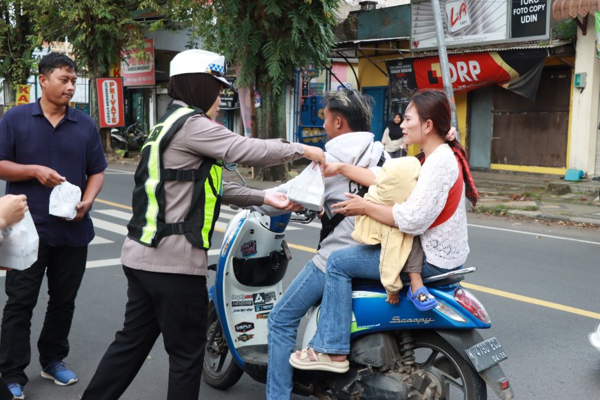 Polres Malang Tebar Kebaikan Ramadan dengan Bagi Takjil