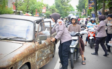 Polwan Polres Bondowoso Tebar Ratusan Takjil, Warga Pasar Antusias