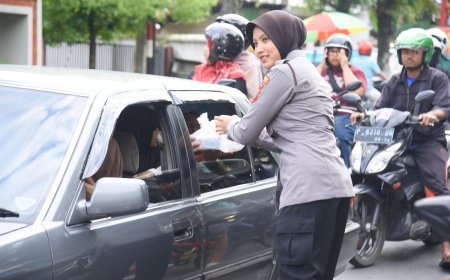 Semarak Ramadan, Polwan Polres Bondowoso Berbagi di Tengah Aktivitas Pasar