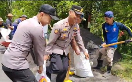 Polres Lumajang Bersama Warga Amankan Titik Longsor dengan Bronjong