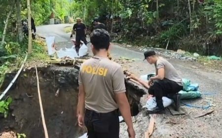 Polres Lumajang Bersama Warga Pasang Bronjong Demi Keselamatan Warga