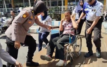 Sigapnya Polwan Polresta Sidoarjo Bantu Disabilitas di Terminal Purabaya saat Arus Balik