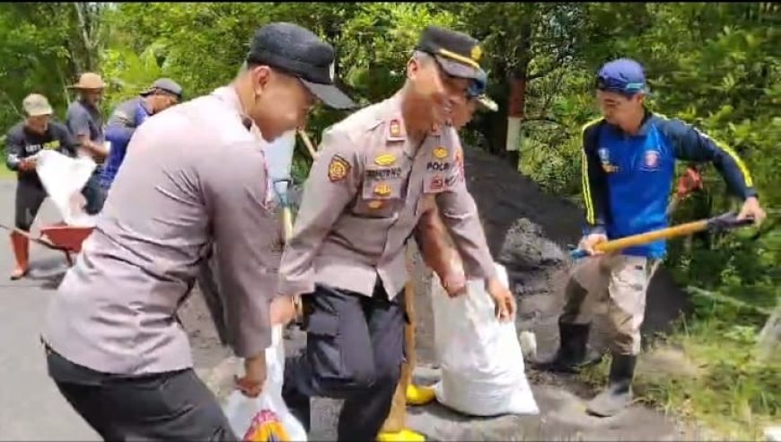 Polres Lumajang Gotong Royong Pasang Bronjong Bersama Warga