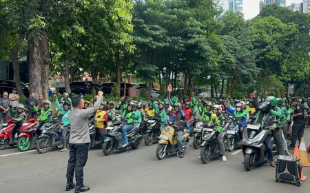 Polda Metro Jaya Salurkan Bantuan Sembako bagi Pengemudi Ojol