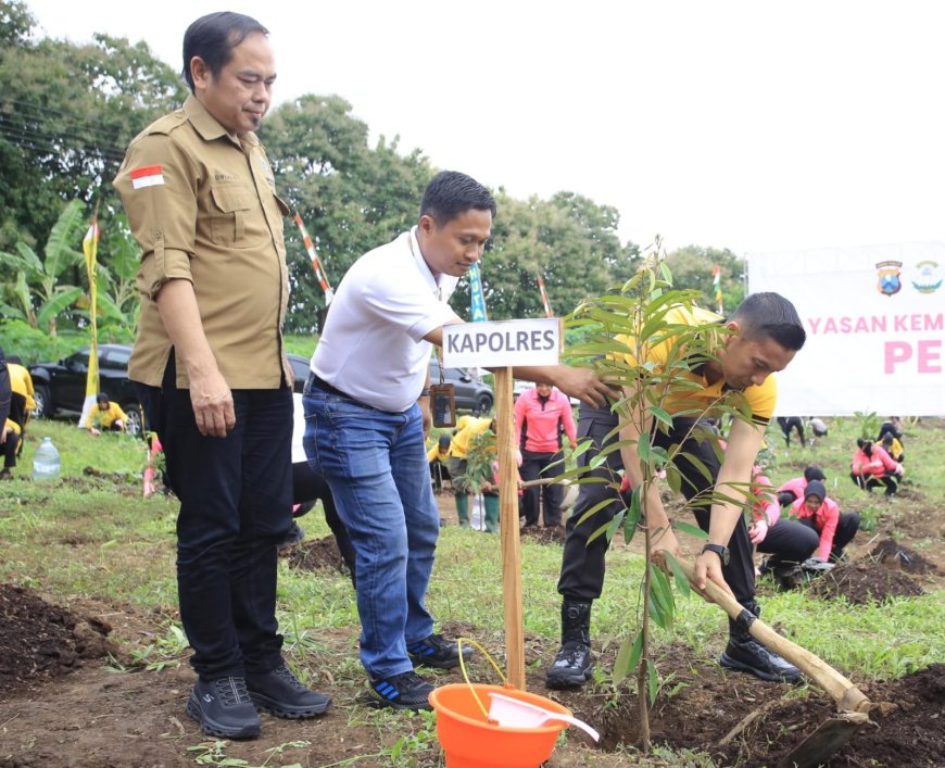 Aksi Tanam Pohon Warnai Peringatan Hari Bumi di Madiun