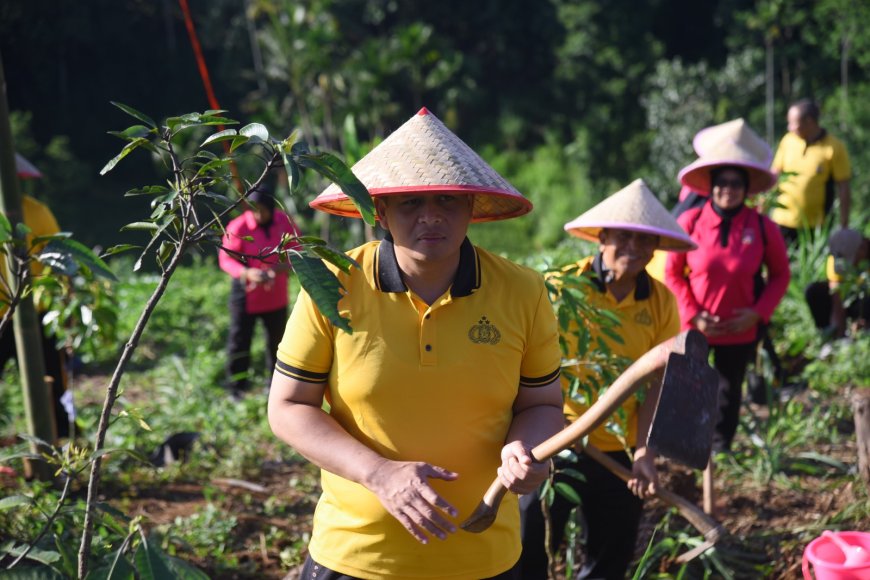 Polres Bondowoso Peduli Lingkungan melalui Gerakan Tanam Pohon