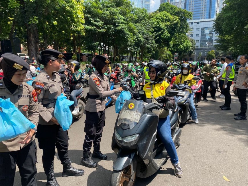 Polda Metro Jaya Salurkan Bantuan Sosial bagi Mitra Ojol