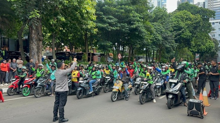 Polda Metro Jaya Salurkan Bantuan Sembako bagi Pengemudi Ojol
