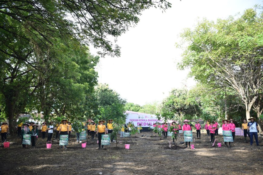 Polres Gresik Bersama Bhayangkari Gelorakan Gerakan Hijau
