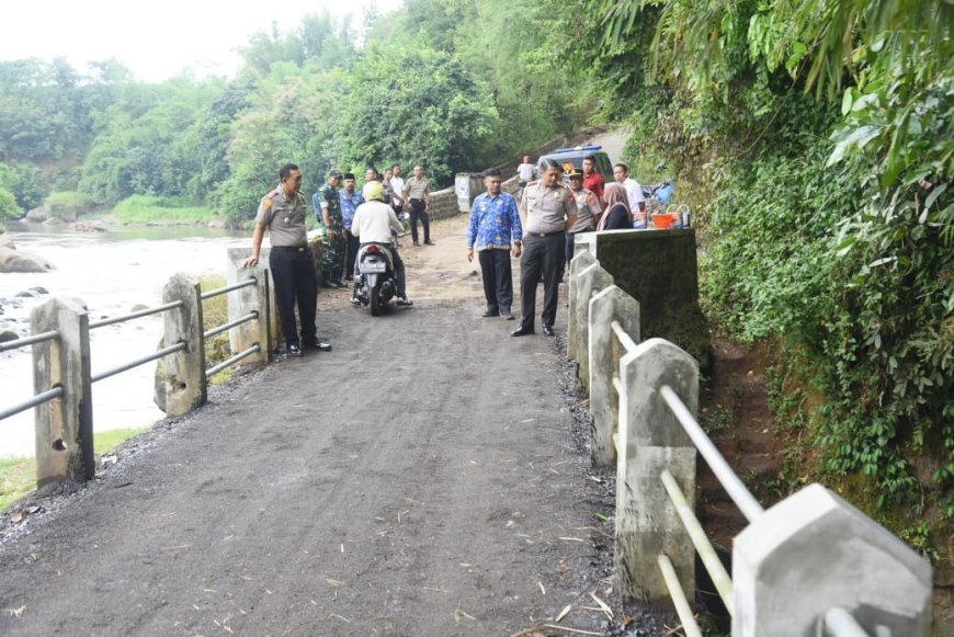 Polres Bondowoso Bangun Jembatan untuk Permudah Aktivitas