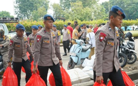 Warga Terdampak Kebakaran Pasar Jiung Terima Dukungan Brimob