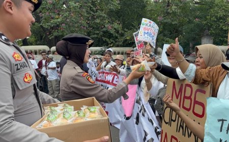 Polisi Bagikan Snack dan Minuman ke Massa Aksi KNARA di DPR   