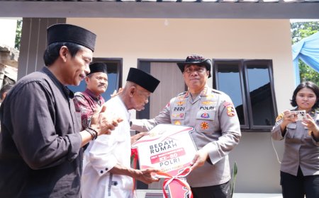 Sambut Hari Bhayangkara ke-80, Polri Bedah 80 Rumah Layak Huni, Bapak Usin (85) Kini Miliki Rumah Baru Berpanel Surya