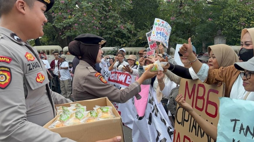 Polisi Bagikan Snack dan Minuman ke Massa Aksi KNARA di DPR   